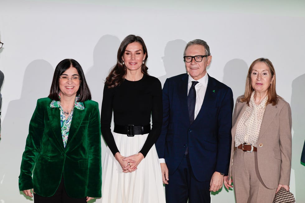 la reina letizia preside el acto all against cancer en el día internacional contra el cáncer en madrid, con look en blanco y negro de jersey y falda, en la foto con carolina darias, ramón reyes y ana pastor