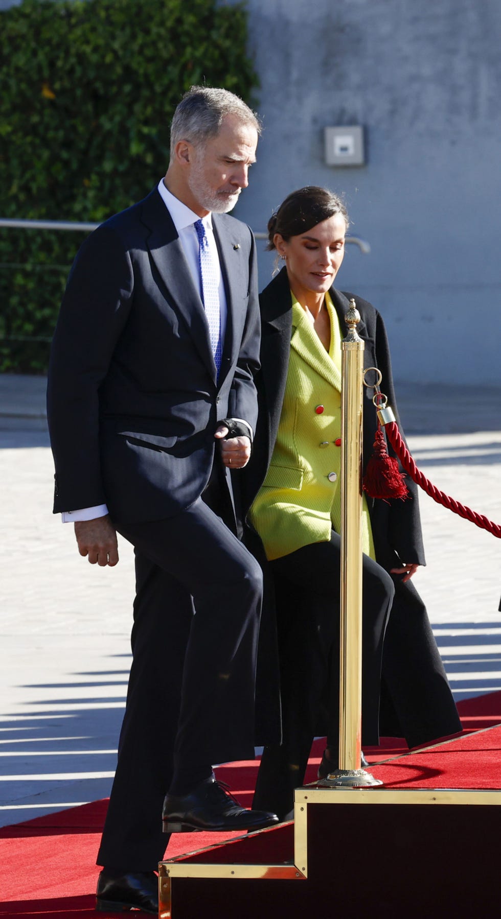 felipe y letizia suben a un estrado en la t4