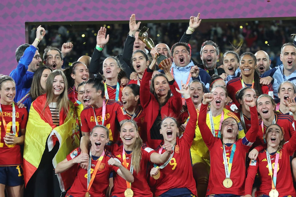 la reina letizia celebró la final de la copa del mundo de fútbol femenino con las jugadoras españolas en el campo