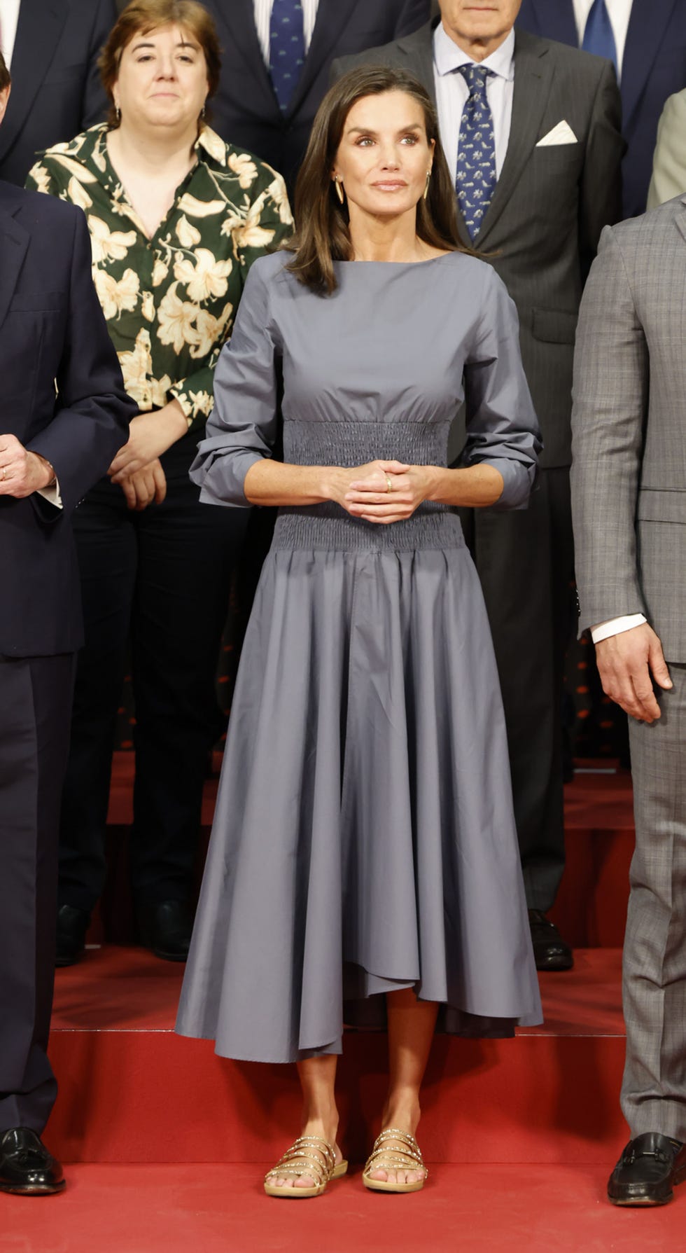 la reina con vestido de adolfo dominguez y sandalias de pedro garcia