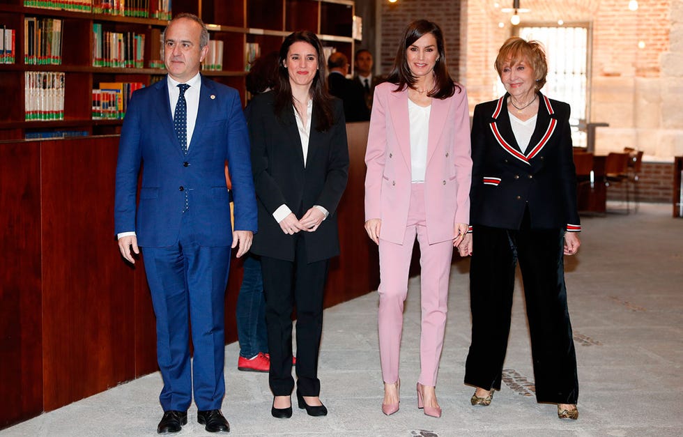 La reina Letizia, acompañada por la ministra de Igualdad, Irene Montero, ha participado en una reunión de trabajo con la Asociación para la prevención, reinserción y atención de la mujer protituída, en Madrid. Ambas han optado por trajes.