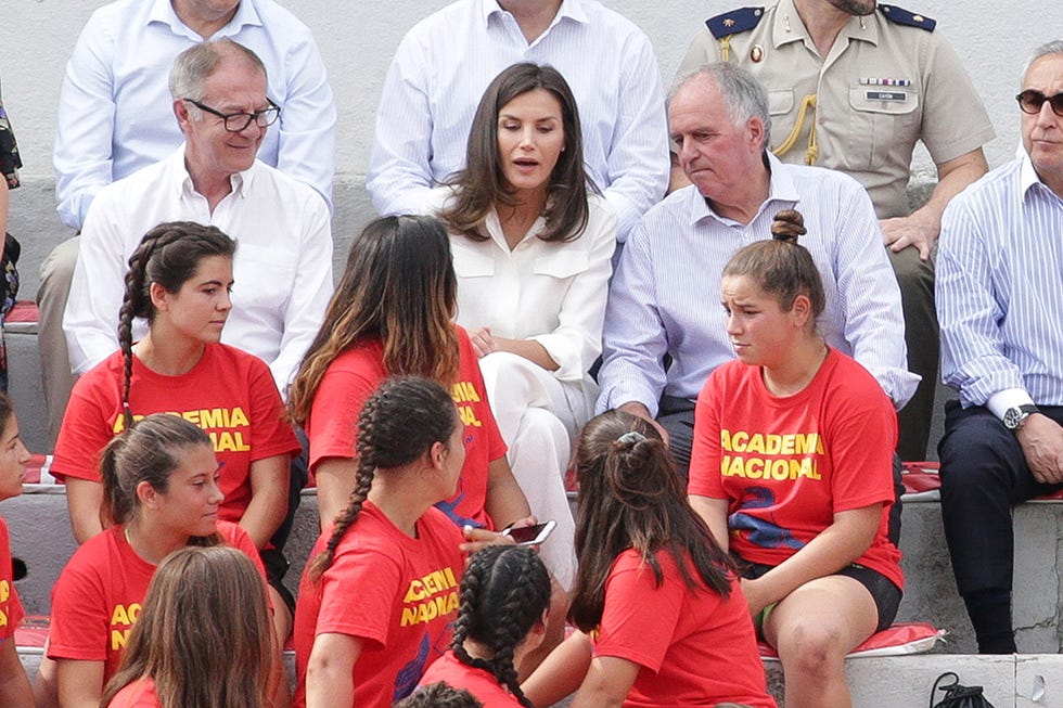 La reina Letizia asiste a un entrenamiento de la Selección nacional femenina de Rugby 7 y recibe una camiseta personalizada de regalo
