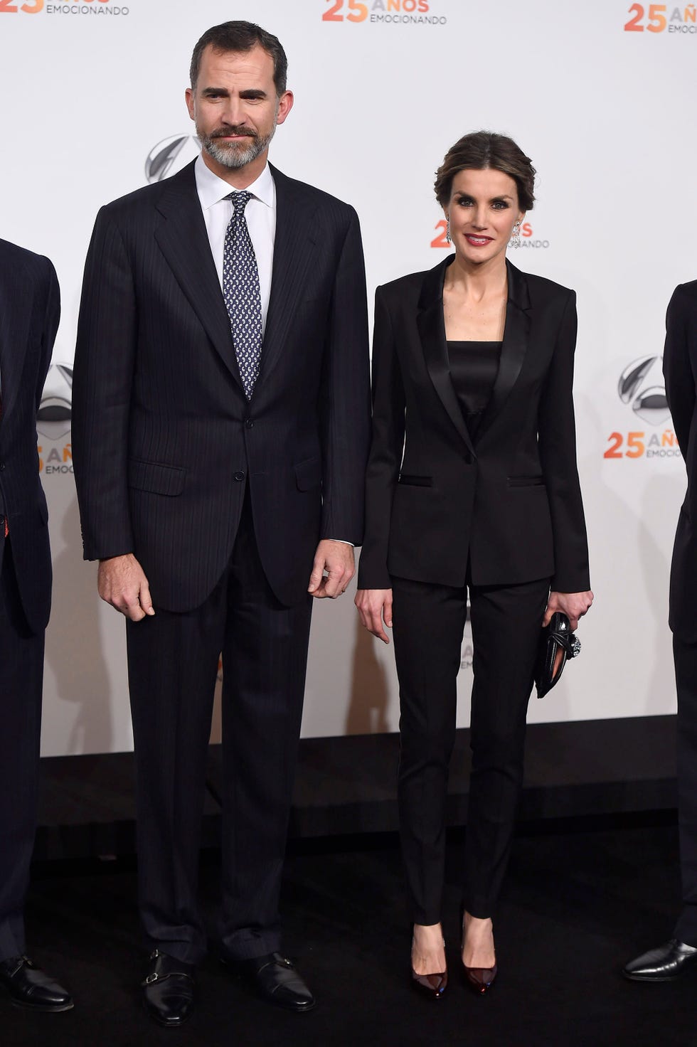 la reina letizia y susanna griso coincidieron con un esmoquin muy parecido en la gala 25 aniversario de antena 3, en 2015﻿