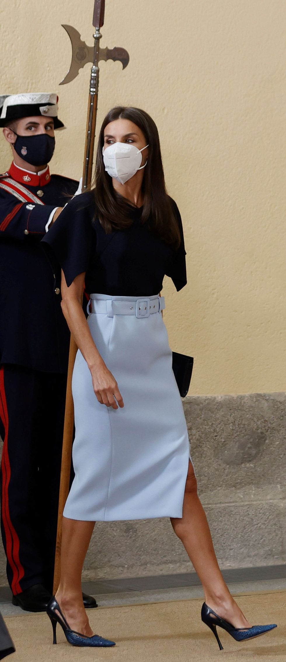 la reina letizia recupera la falda lápiz midi azul y la blusa azul marino de mangas acampanadas de la misma firma en un acto con el patronato del instituto cervantes