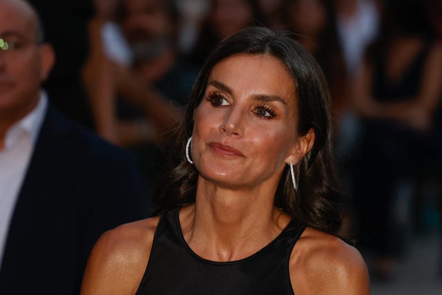 la reina letizia comienza sus vacaciones en mallorca con una noche de cine