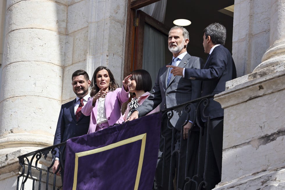 letizia hace un gesto en el balcon del ayuntamiento