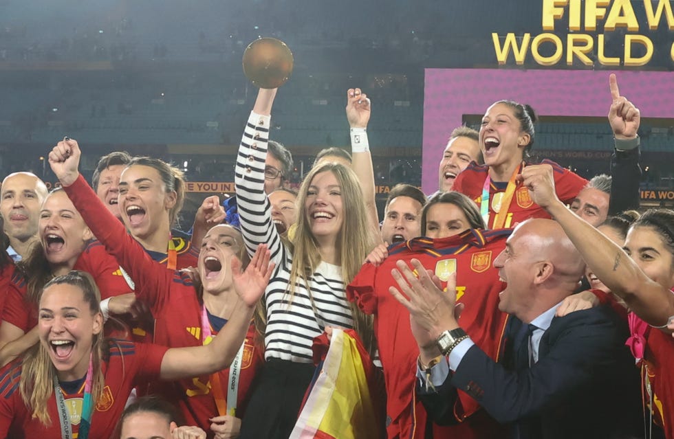 la infanta sofia levantando la copa del mundo del mundial de futbol femenino junto a su madre, la reina letizia