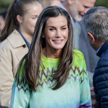 la reina letizia con jersey tie dye de firma española