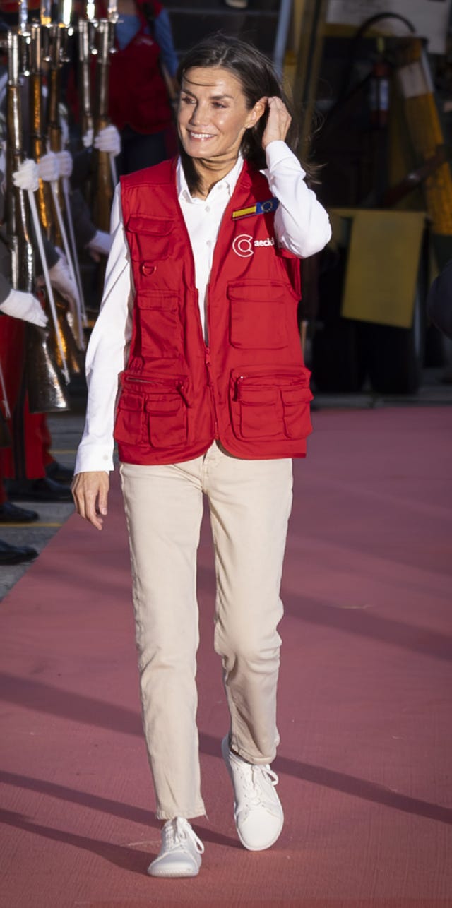 letizia con chaleco rojo de cooperación espanola