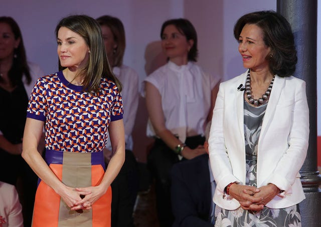 Reina Letizia look geométrico
