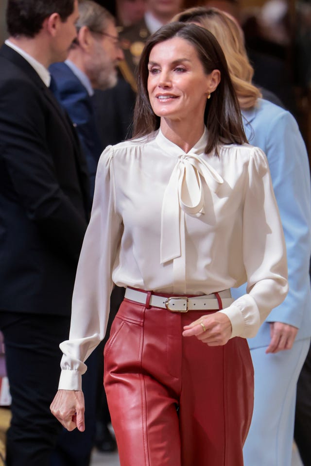 la reina letizia con blusa blanca y pantalon de cuero rojo en la entrega de premios nacionales de deporte