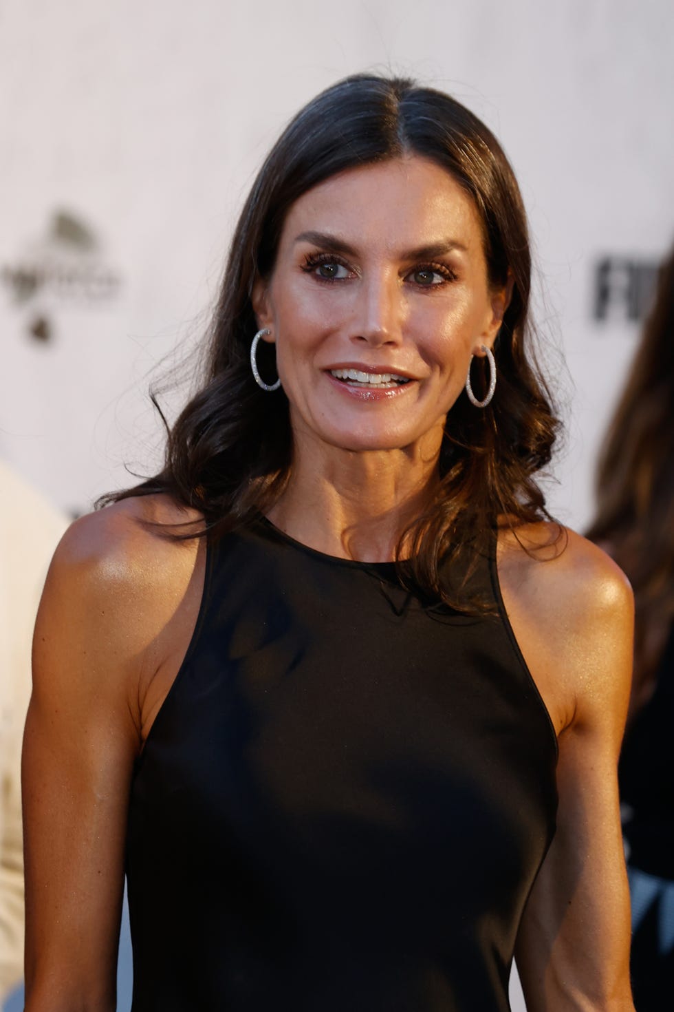 la reina letizia comienza sus vacaciones en mallorca con una noche de cine