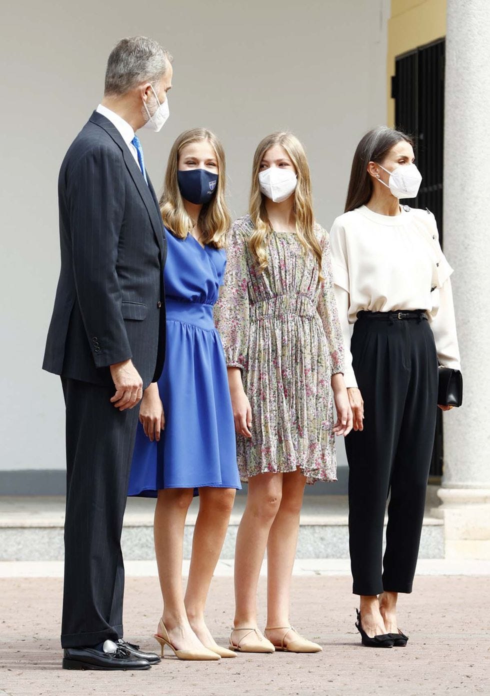 la reina letizia, el rey felipe vi,la  infanta sofia y la princesa leonor posando juntos con mascarillas