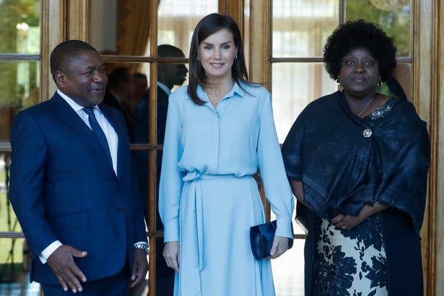 Reina Letizia, Reina Letizia Mozambique, Reina Letizia look, Reina Letizia vestido azul camisero, Reina Letizia reunión presidente Mozambique