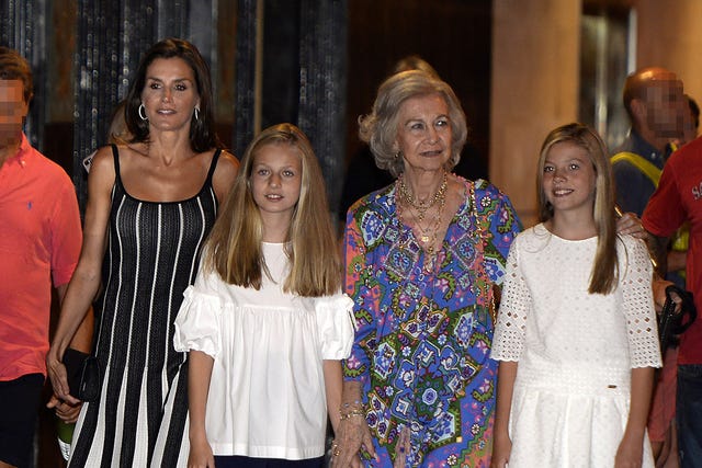 Doña Sofía, Infanta Sofía, Leonor, Reina Letizia, Reyes de España, Princesa Leonor, Palma de mallorca, Letizia Palma, Letizia looks, Letizia y Sofía rifirrafe
