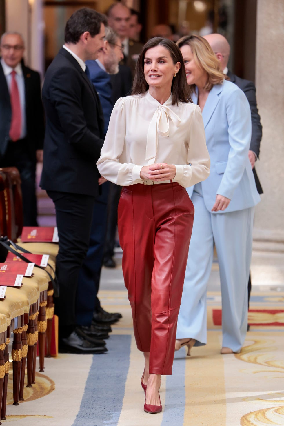 la reina letizia con pantalon de cuero rojo en la entrega de premios nacionales de deporte