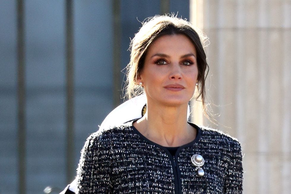 reina letizia con mirada pensativa