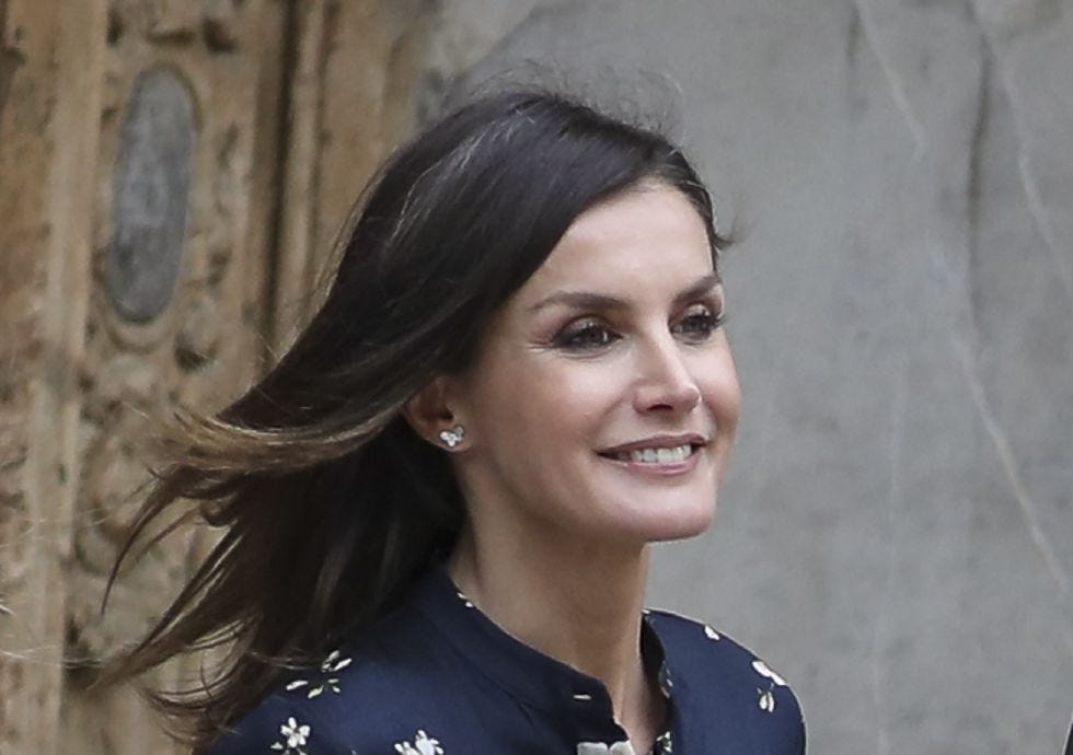 reina letizia con la melena al viento