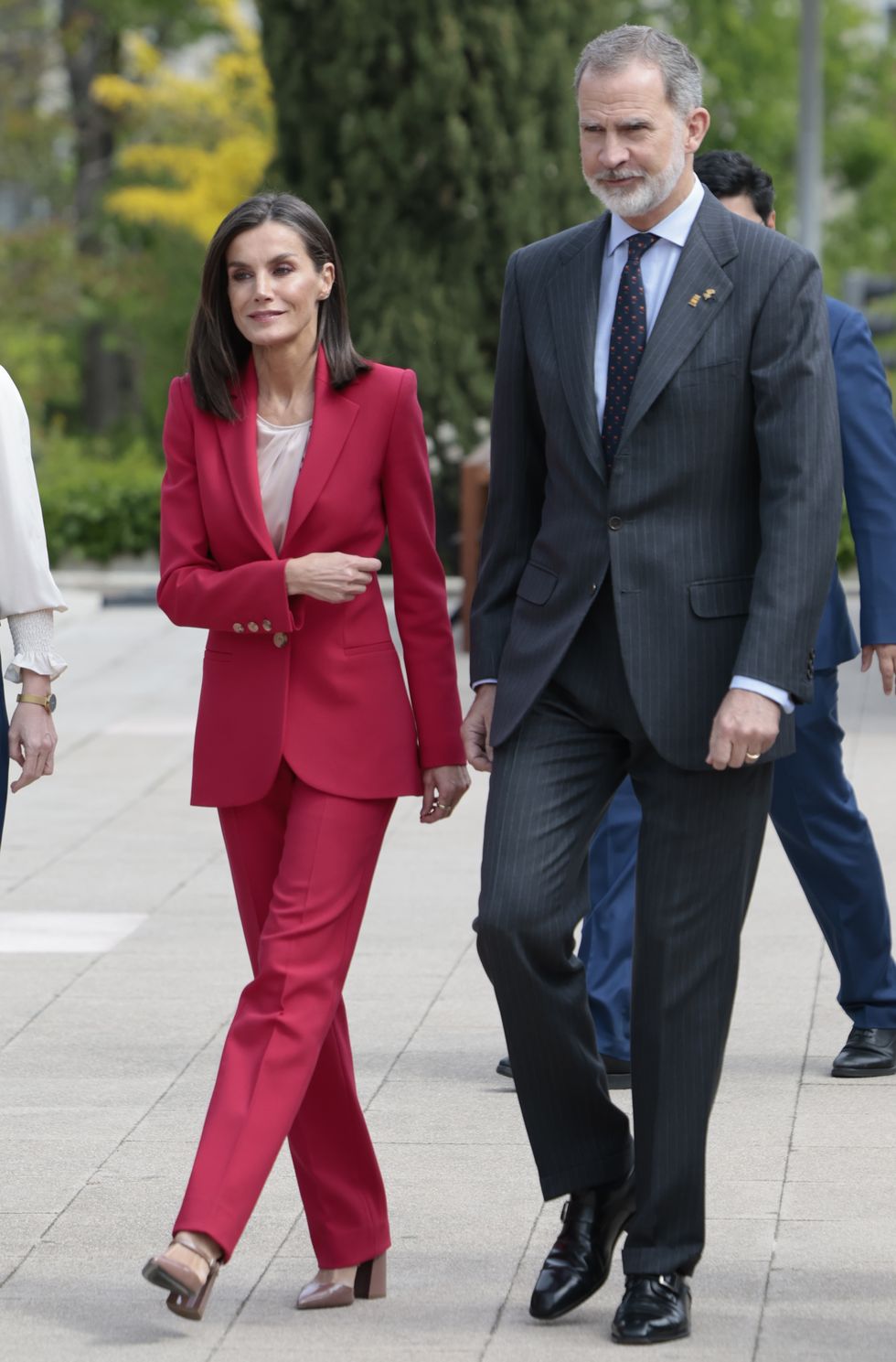 la reina letizia estrena pendientes de firma española