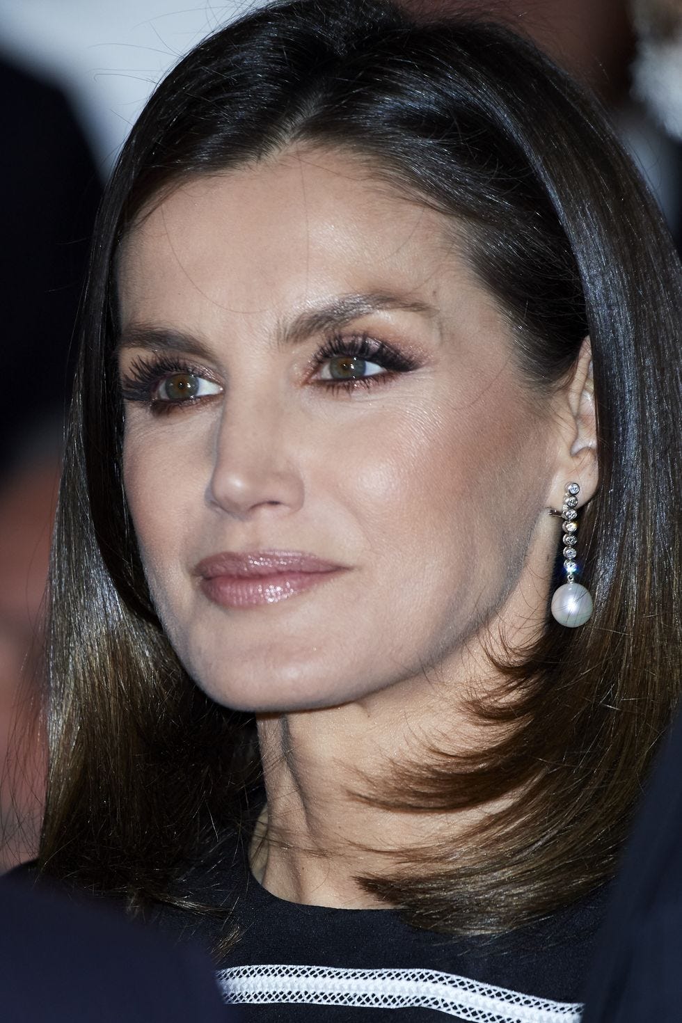la reina letizia fotografiada pensativa en primer plano