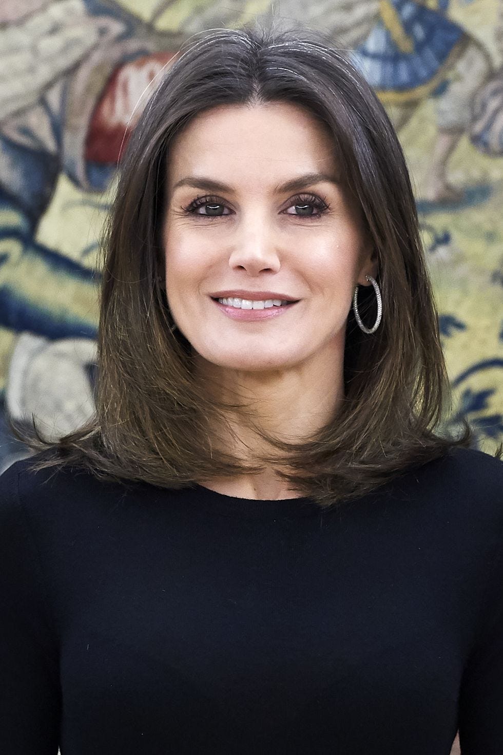 reina letizia posando con el pelo suelto y con canas