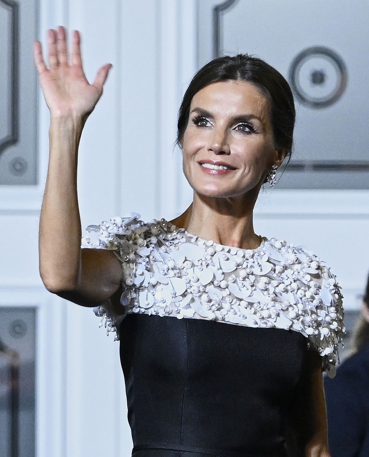expedido Dato semáforo La reina Letizia y el vestido blanco y negro de Carolina Herrera