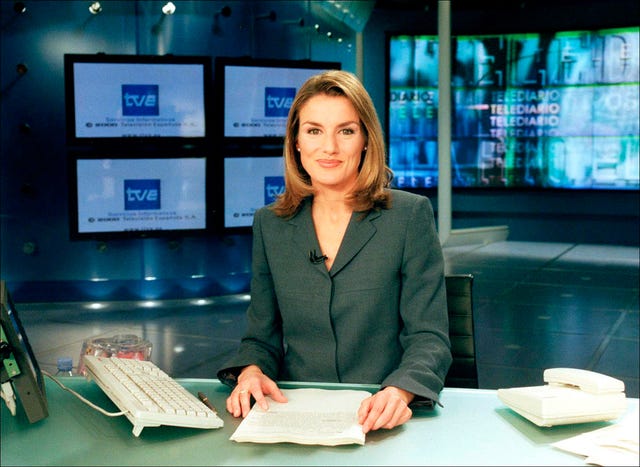 la reina letizia posa presentadora el informativo de tve en la 1