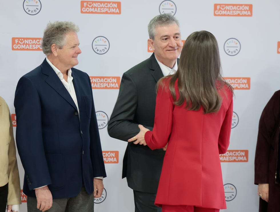 la reina letizia y el duo gomaespuma se reencuentran en un acto benefico en el colegio cortes de cadiz en madrid con la fundacion gomaespuma