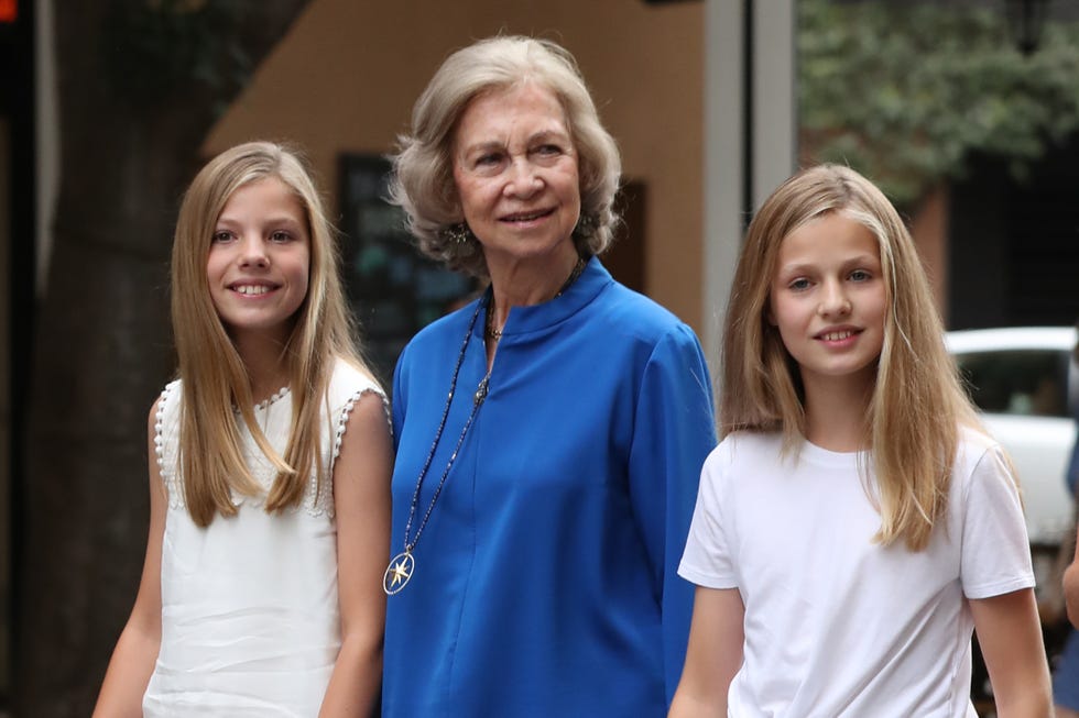 doña sofía, doña letizia, la princesa leonor y la infanta sofía por las calles de mallorca