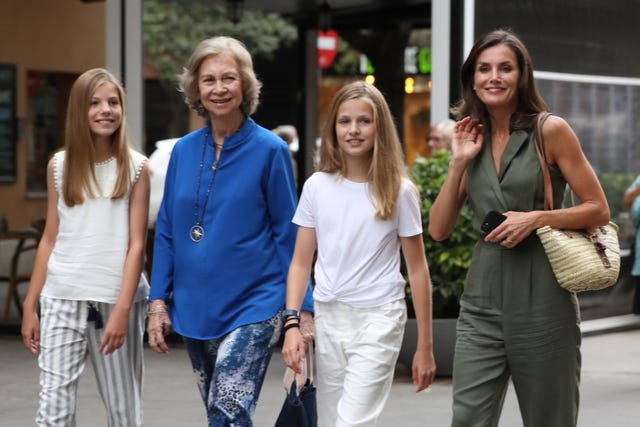 Doña Sofía, doña Letizia, la princesa leonor y la infanta sofía por las calles de Mallorca.