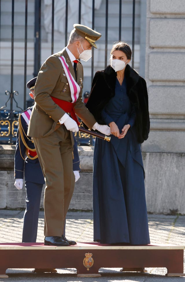 el rey felipe vi y la reina letizia protagonizan la anécdota durante la pascua militar