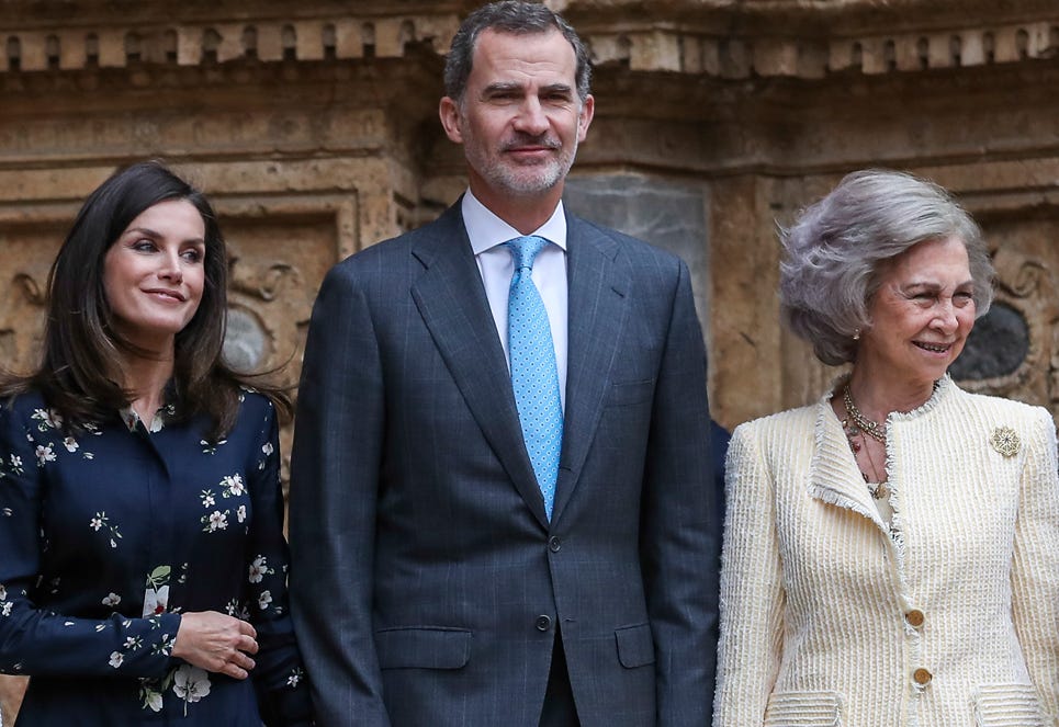 infanta Sofía, princesa Leonor, reina Letizia, reina Sofía, rey Felipe, rey Juan Carlos, La reina Letizia y la reina Sofía, todo complicidad en la misa de Pascua, Complicidad entre Reinas en la Misa de Pascua, La reina Letizia y la reina Sofía dejan atrás su "encontronazo", Complicidad y gestos de cariño para dejar atrás el 'rifirrafe Real'