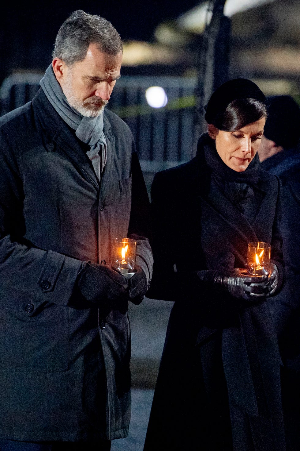 la reina letizia y el rey felipe con unas velas en el monumento de auschwitz para conmemorar el 75 aniversario de la liberación de auschwitz