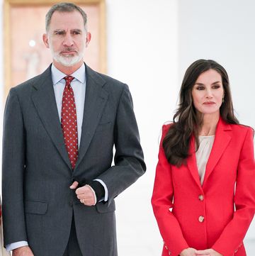 la reina letizia y el rey felipe con conjuntos rojos en la exposición de picasso