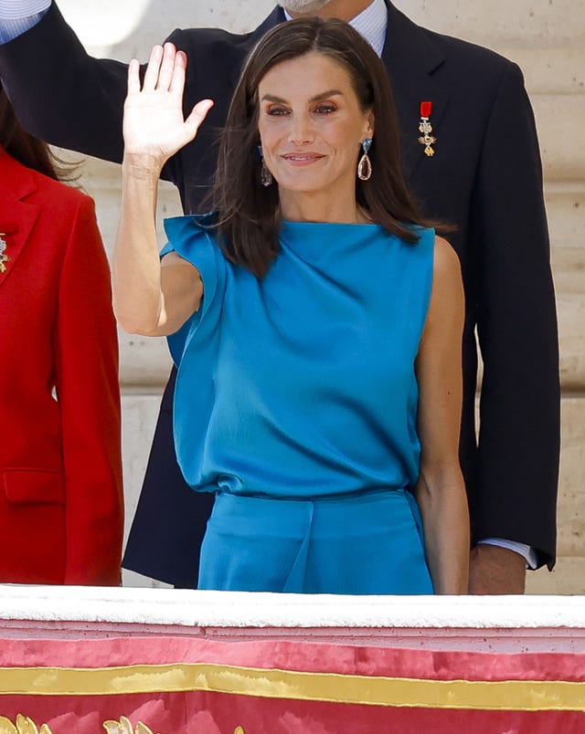 la reina letizia saluda con conjunto azul de maksu