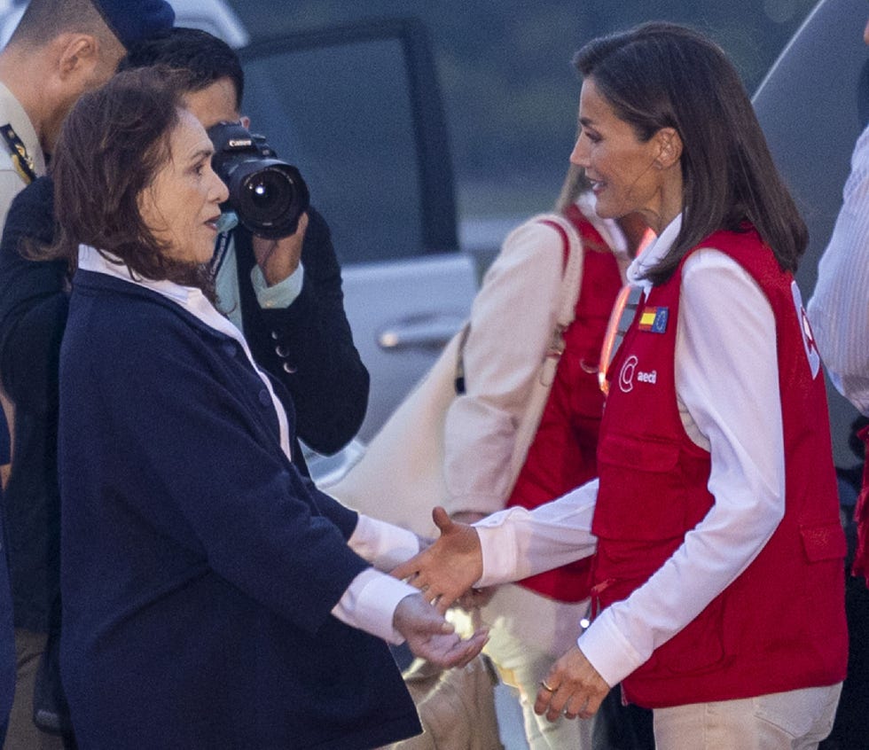 la reina letizia saluda a las autoridades en el aeropuerto