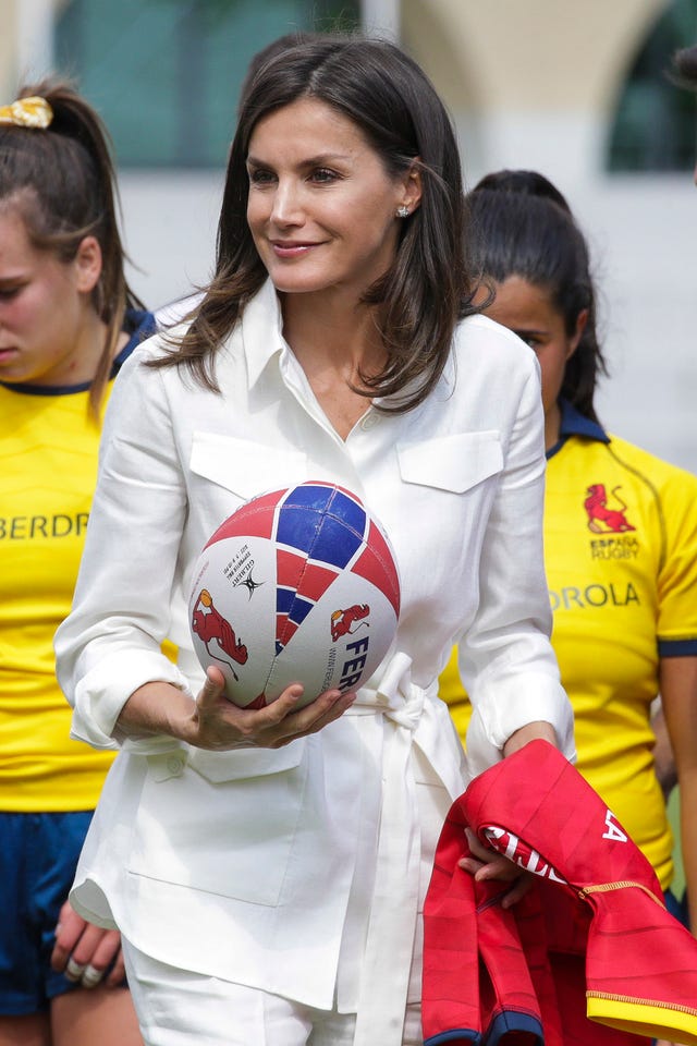 La reina Letizia asiste a un entrenamiento de la Selección nacional femenina de Rugby 7 y recibe una camiseta personalizada de regalo