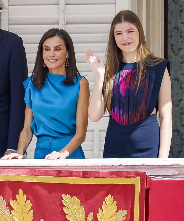letizia y sofia en el balcon