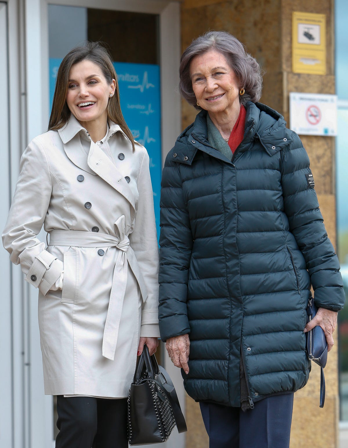 La reina Letizia y Sofía reaparecen juntas en una visita a Don Juan Carlos