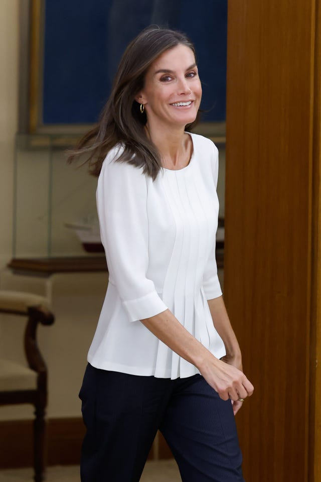 la esposa de felipe vi con una blusa blanca
