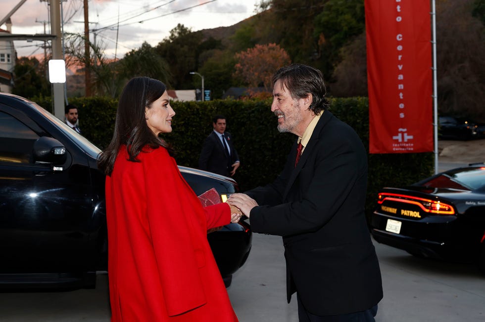 la reina letizia, con traje y abrigo rojos en su visita al instituto cervantes en los angeles