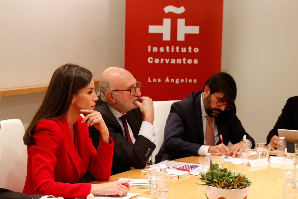 la reina letizia, con traje y abrigo rojos en su visita al instituto cervantes en los angeles