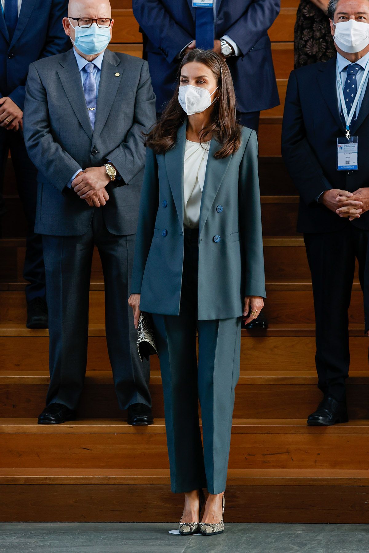 La reina Letizia look de oficina con traje de Bimba y Lola