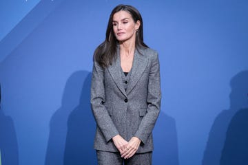 la reina letizia con traje gris de mango en los premios apm