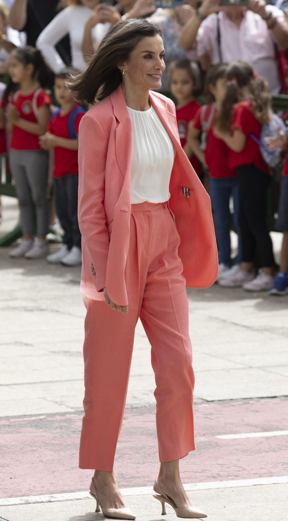 la reina letizia rodeada de ninos en las palmas de gran canaria