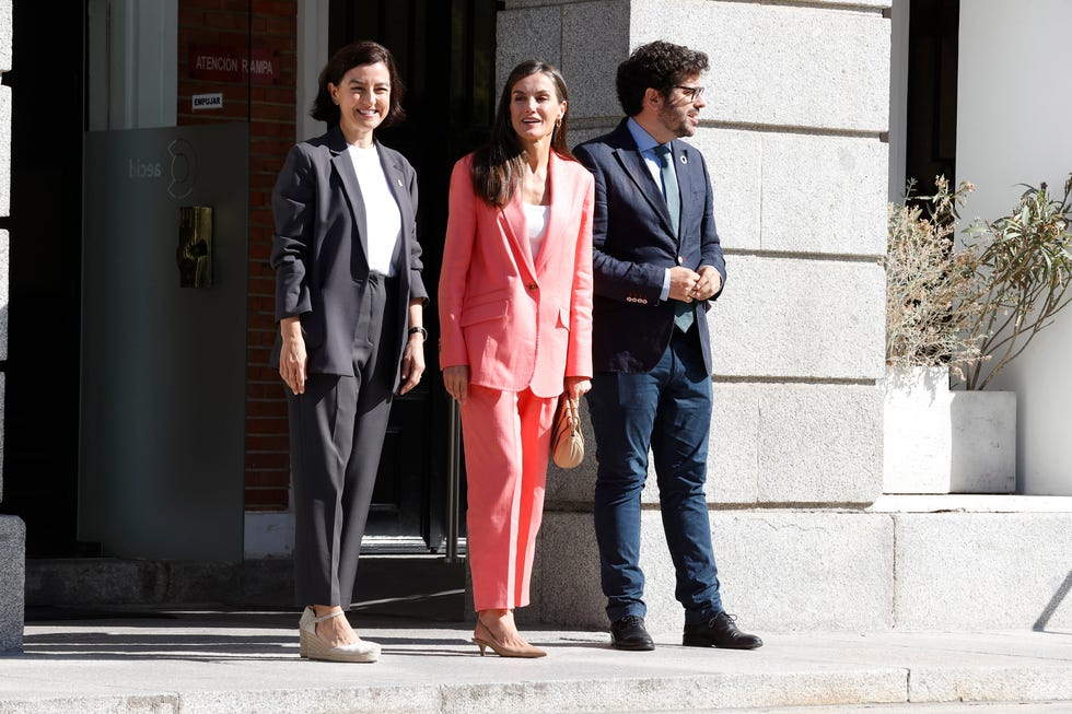 la reina letizia a su llegada a la aecid con un traje color coral en madrid