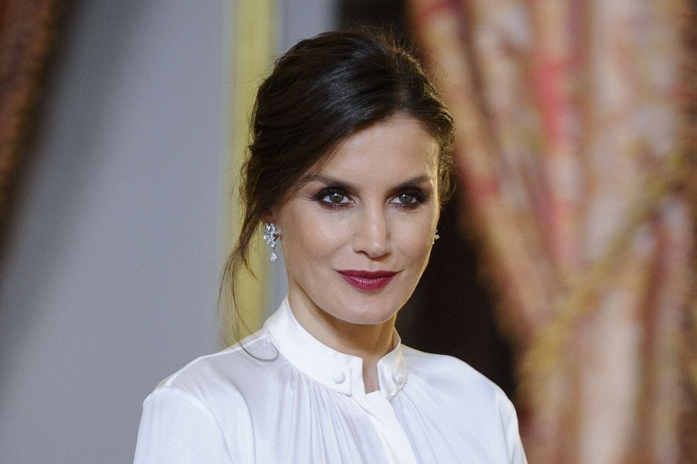 la reina letizia posando vestida de blanco