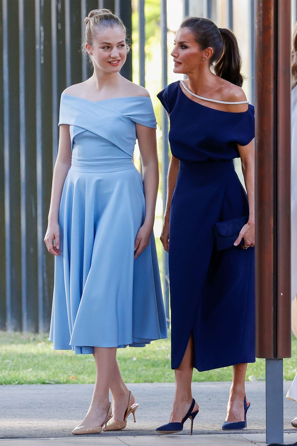 La reina Letizia con vestido azul asimétrico en Girona