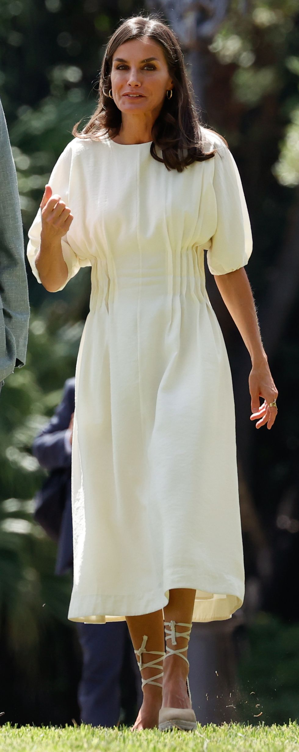 la reina letizia con vestido beige claro de de cos en barcelona