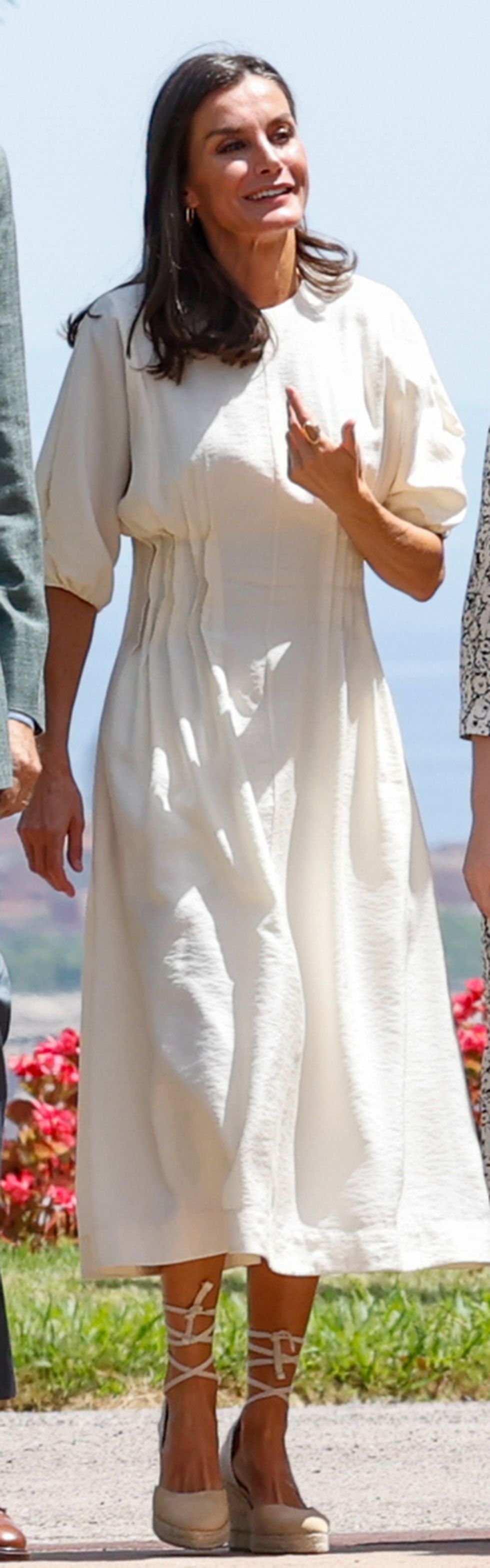 la reina letizia con vestido beige claro de de cos en barcelona